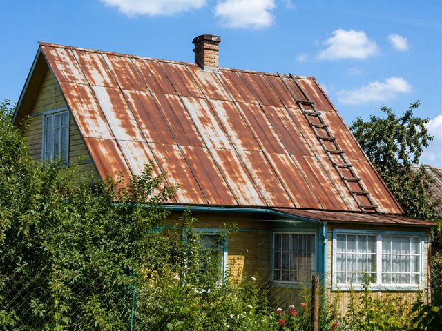 Старая крыша, покрытая рубероидом