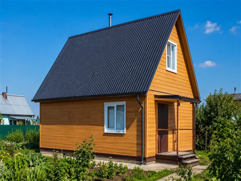 Дом с крышей из профнастила