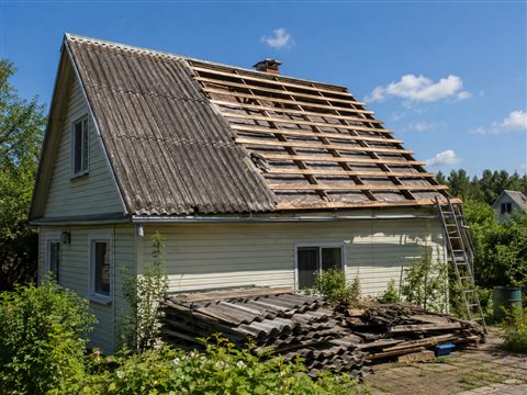 Демонтаж старого покрытия крыши