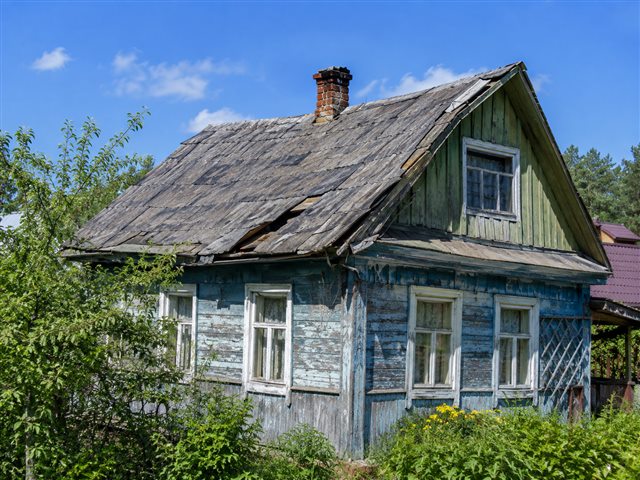 Просевшая крыша старого деревянного дома